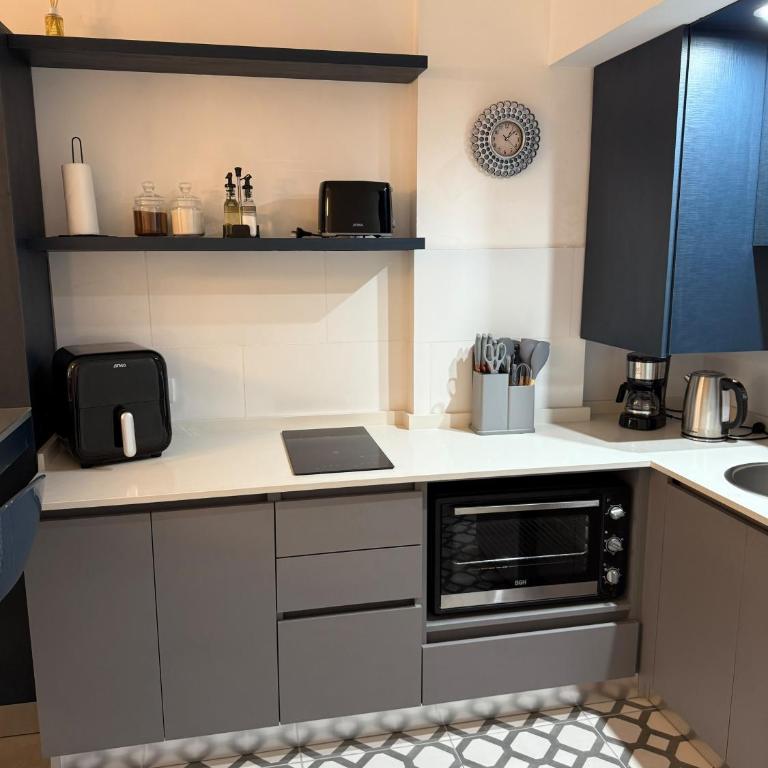 Departamento en Mar del Plata con cochera incluida - Estudio con cama extragrande y sofá cama - 4