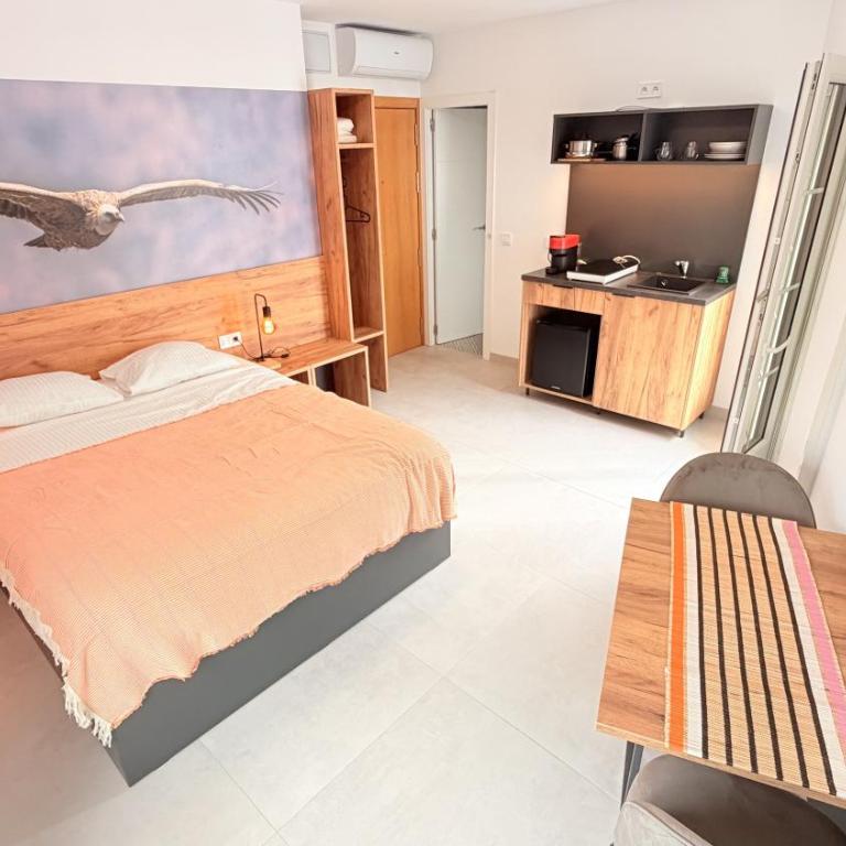 Casares Plaza Guest House City Center - Habitación Doble con balcón - 2