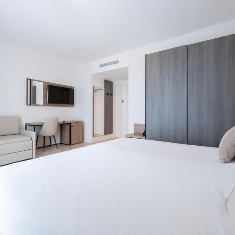 Hotel Excelsior - Deluxe Quadruple Room with Balcony Partial Sea View - 5