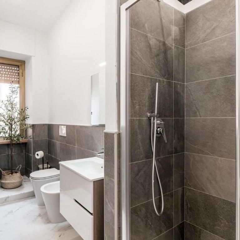 4 Bedrooms Luxury Jacuzzi - 10 min Metro to Colosseum - Apartment - 24