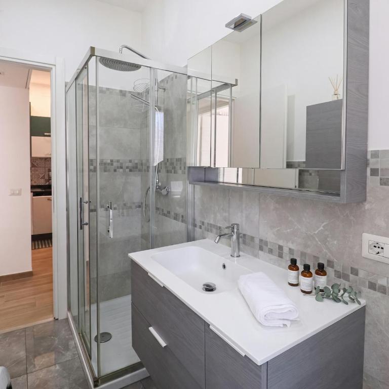 Elegant & Quiet Chic Home - Near Station, Balcony - One-Bedroom Apartment - 11