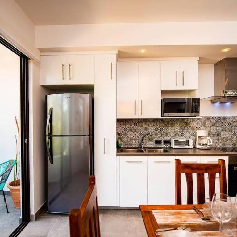 Secure vibrant modern condo sleeps 5 elevator 2 br 3ba walk to shops restaurants - Appartement 2 Chambres - 11