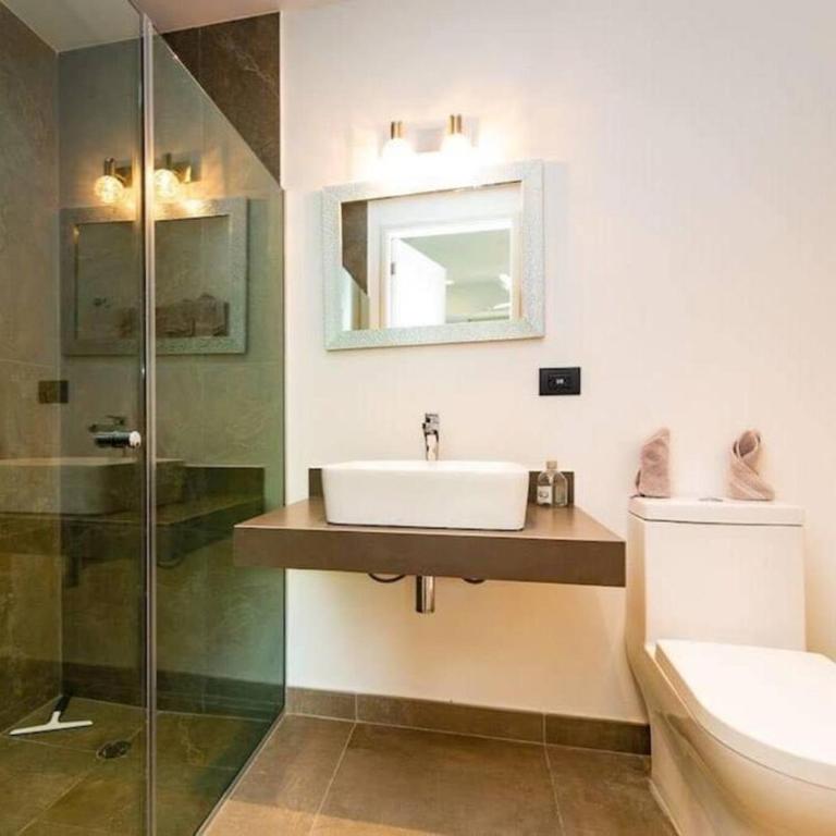 Secure vibrant modern condo sleeps 5 elevator 2 br 3ba walk to shops restaurants - Appartement 2 Chambres - 14