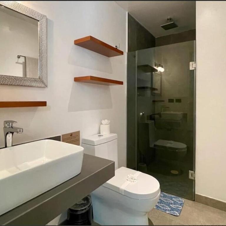 Secure vibrant modern condo sleeps 5 elevator 2 br 3ba walk to shops restaurants - Appartement 2 Chambres - 18