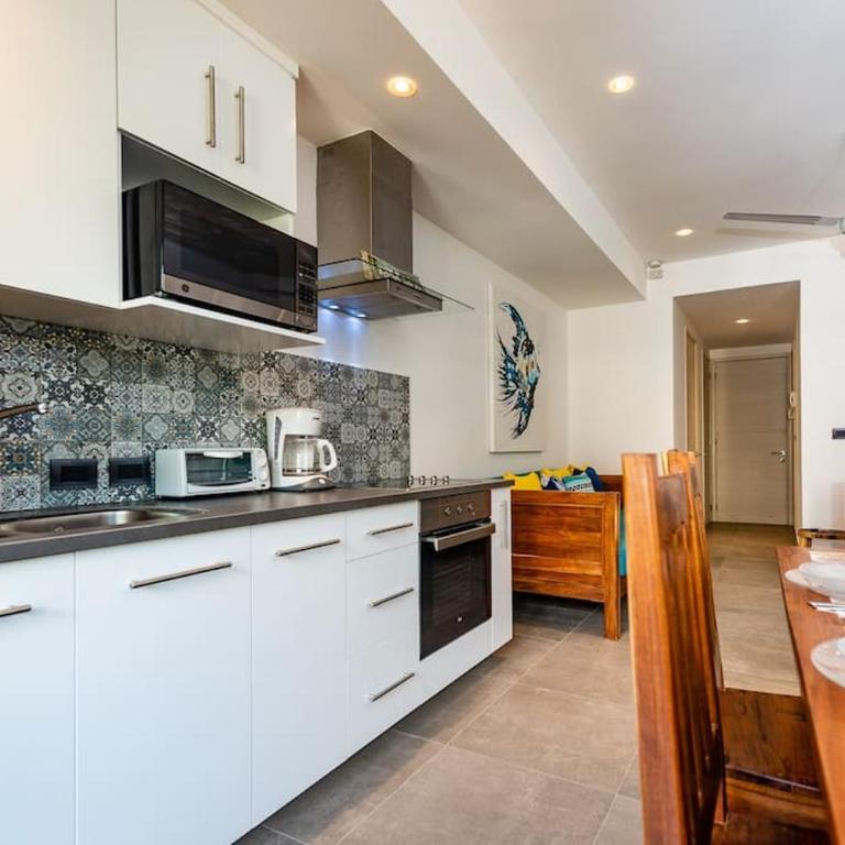 Secure vibrant modern condo sleeps 5 elevator 2 br 3ba walk to shops restaurants - Appartement 2 Chambres - 8