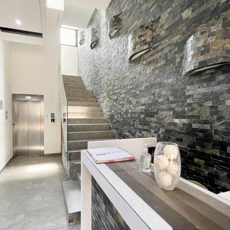 Secure vibrant modern condo sleeps 5 elevator 2 br 3ba walk to shops restaurants - Appartement 2 Chambres - 38