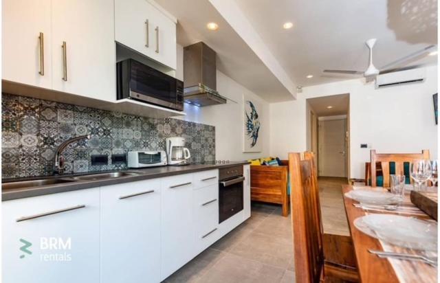 Secure vibrant modern condo sleeps 5 elevator 2 br 3ba walk to shops restaurants - Appartement 2 Chambres - 3