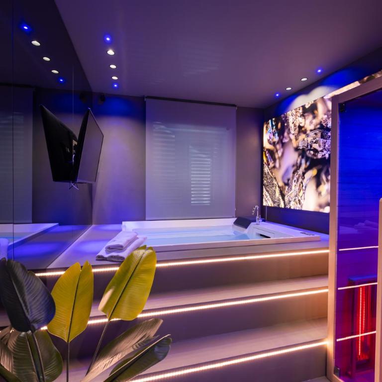 Maximum Suite & Spa - Junior Suite with Private Pool - 11