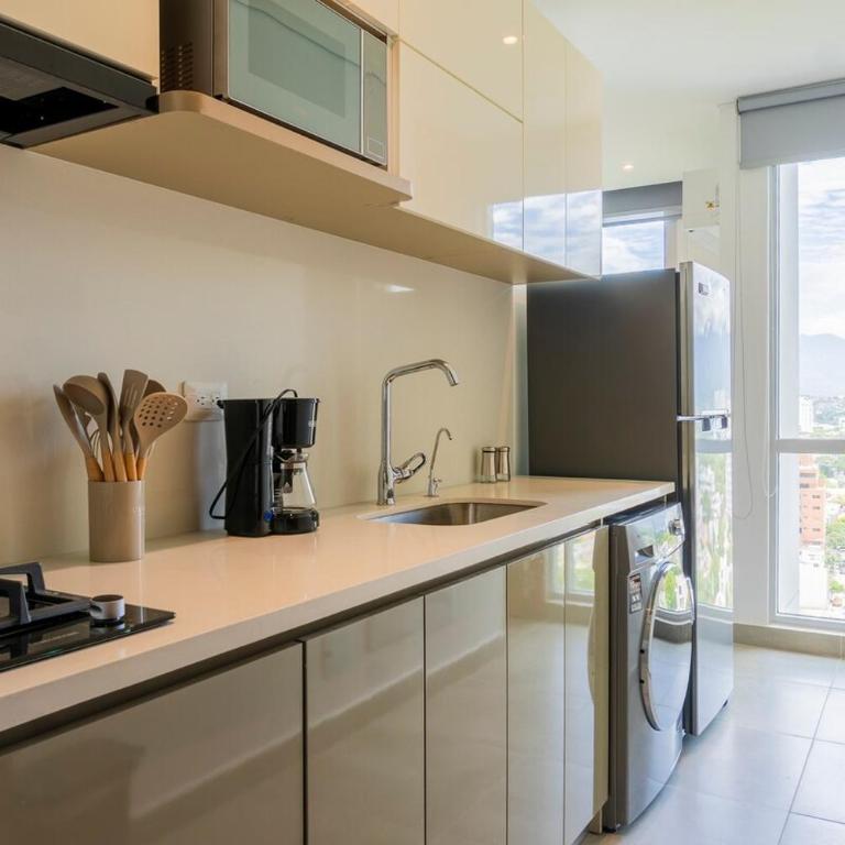 Modern High Rise Studio Steps to Beach & Marina - Apartamento de 1 dormitorio - 5