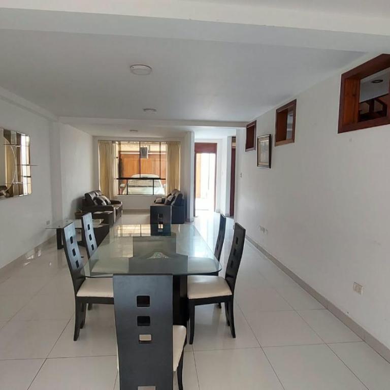 Casa de 2 pisos con cochera y vista al parque - One-Bedroom House - 2
