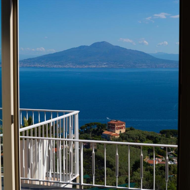 Spacious Sorrento Villa with Pool, Jacuzzi & Panoramic Sea View - Villa - 12