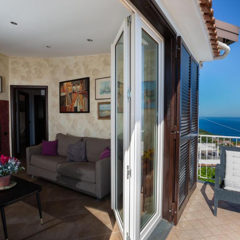 Spacious Sorrento Villa with Pool, Jacuzzi & Panoramic Sea View - Villa - 8