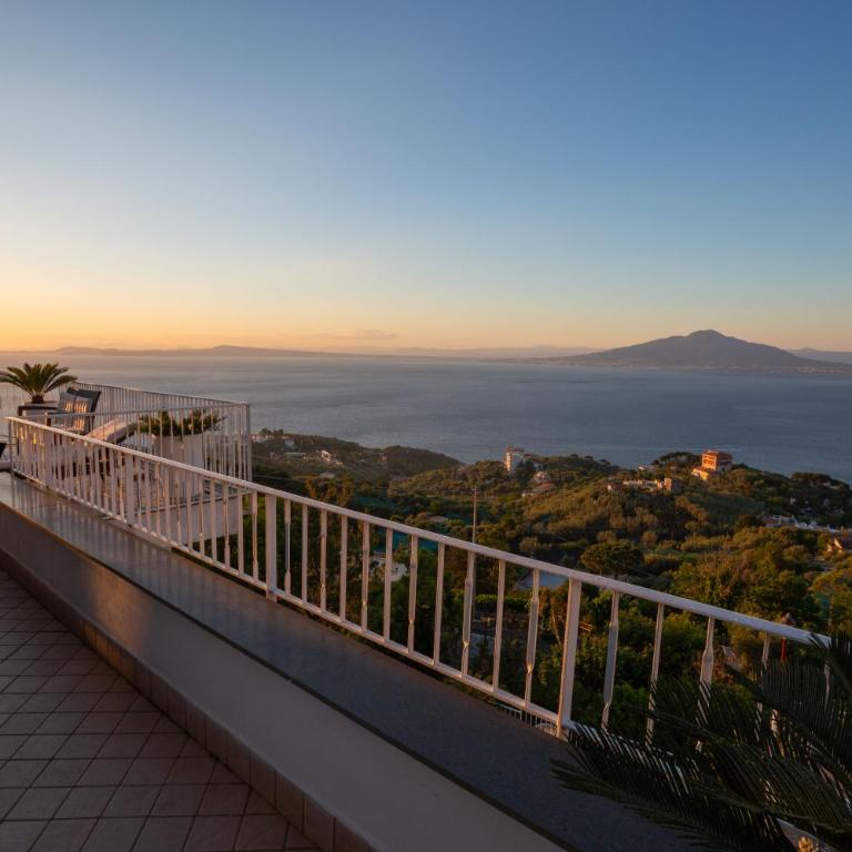 Spacious Sorrento Villa with Pool, Jacuzzi & Panoramic Sea View - Villa - 2