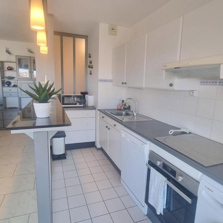 Bright apartment near beach and train station - Apartamento - 6