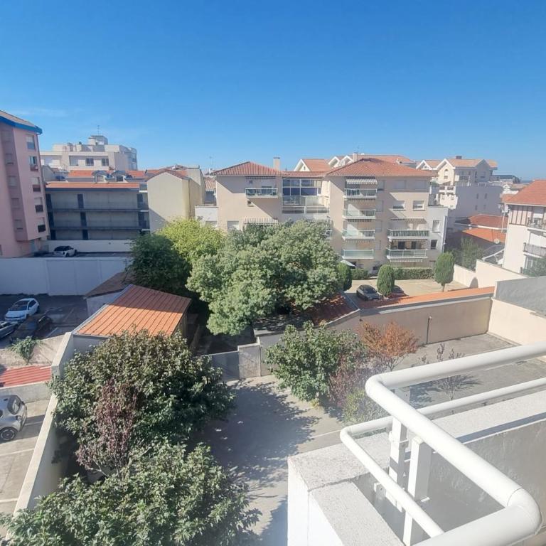 Bright apartment near beach and train station - Apartamento - 11