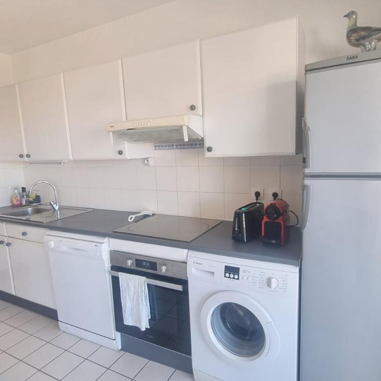 Bright apartment near beach and train station - Apartamento - 12