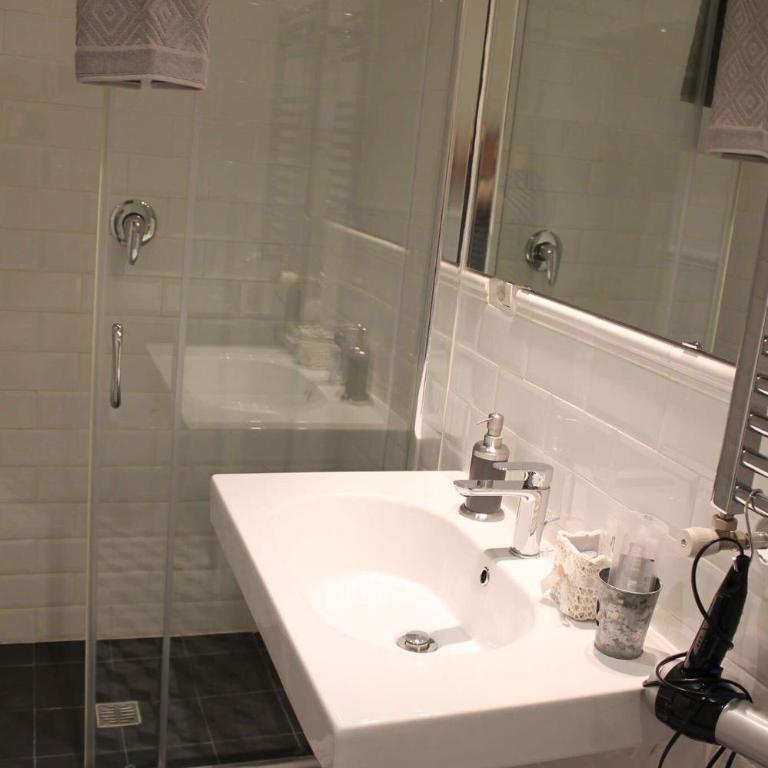 Spazio Cavour Guesthouse - Camera Deluxe (2 Adulti + 1 Bambino) - 8