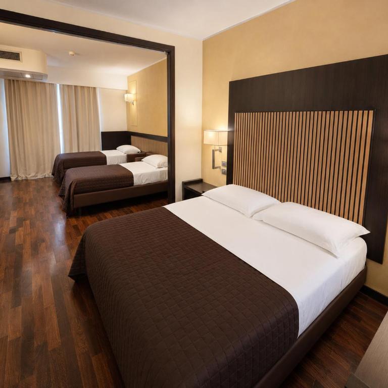 E' Hotel - Camera Familiare Superior - 1