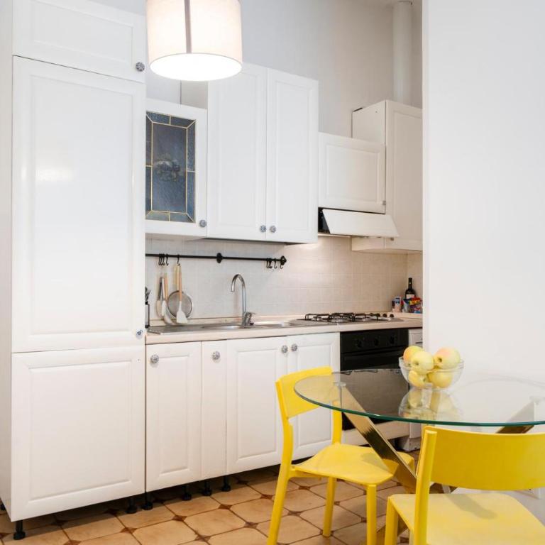 Milano Center - 7 min Station - 17 min Duomo - Wifi, AC - Appartamento con 1 Camera da Letto e Balcone - 12
