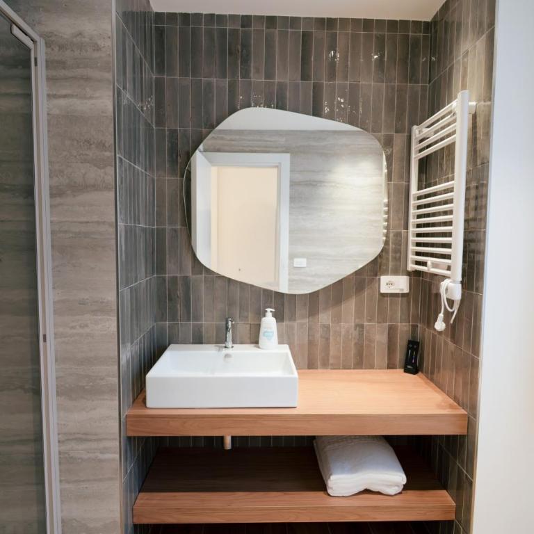 Charming Apartment Renovated - Two-Bedroom Deluxe Apartment with Balcony - 12