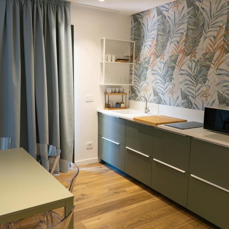Charming Apartment Renovated - Two-Bedroom Deluxe Apartment with Balcony - 2