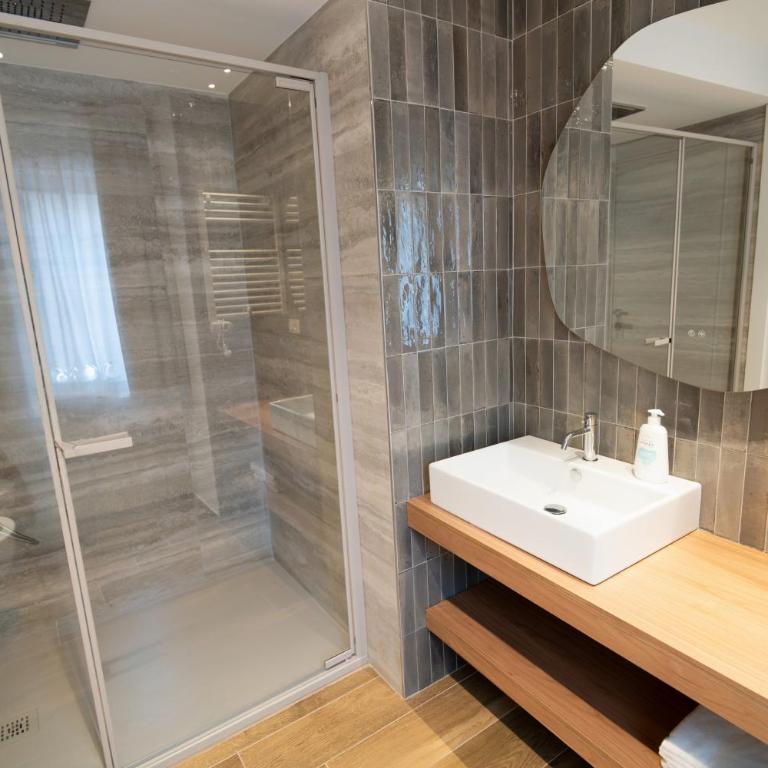 Charming Apartment Renovated - Two-Bedroom Deluxe Apartment with Balcony - 10
