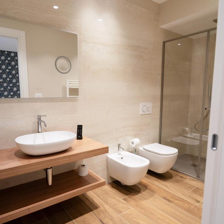 Charming Apartment Renovated - Two-Bedroom Deluxe Apartment with Balcony - 11