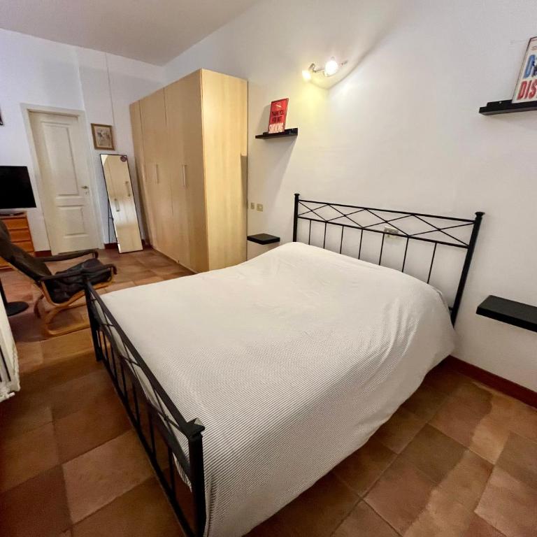BiBi APARTMENT- FREE PARKING-OSPEDALE MAGGIORE-STADIO-MAST - Appartamento Monolocale - 5