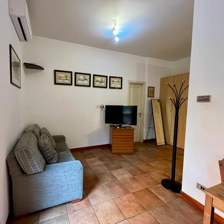 BiBi APARTMENT- FREE PARKING-OSPEDALE MAGGIORE-STADIO-MAST - Appartamento Monolocale - 3