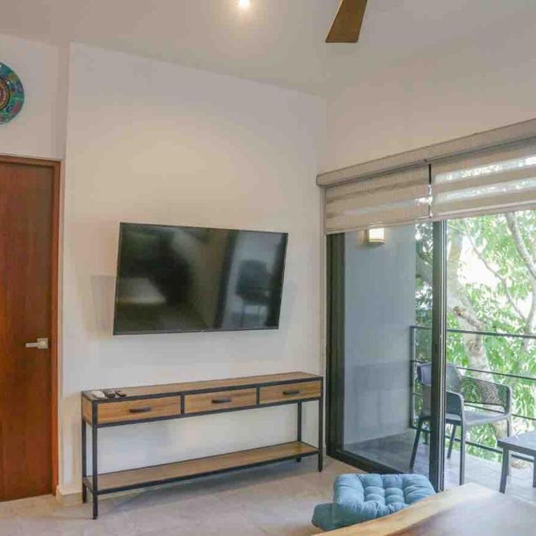Kam Na Ha 202 - Elegant 1-Bedroom Retreat with Rooftop Oasis and Pool - Apartamento de 1 dormitorio - 56
