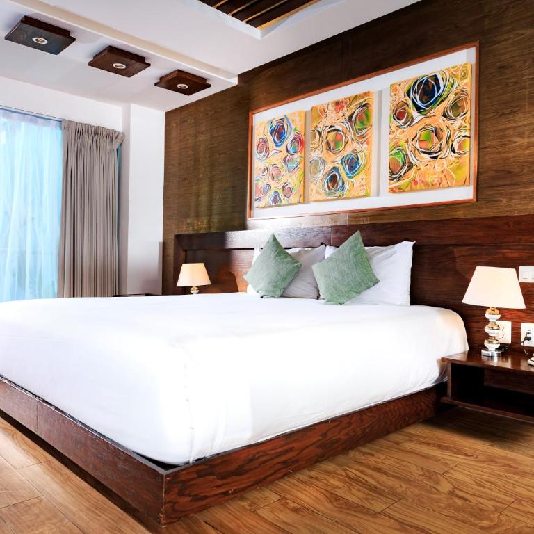Ame Hotel Boutique & Spa - Habitación con cama extragrande y balcón - 8