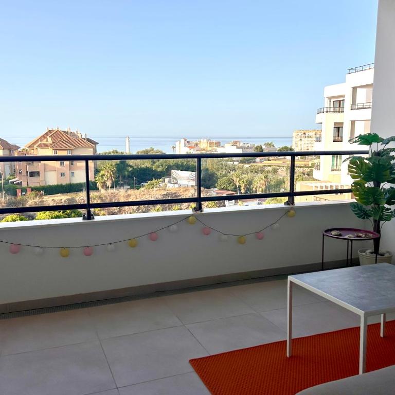 Newly built, colorful apartment with sea views - Apartment mit 2 Schlafzimmern, einem Balkon und Meerblick - 2