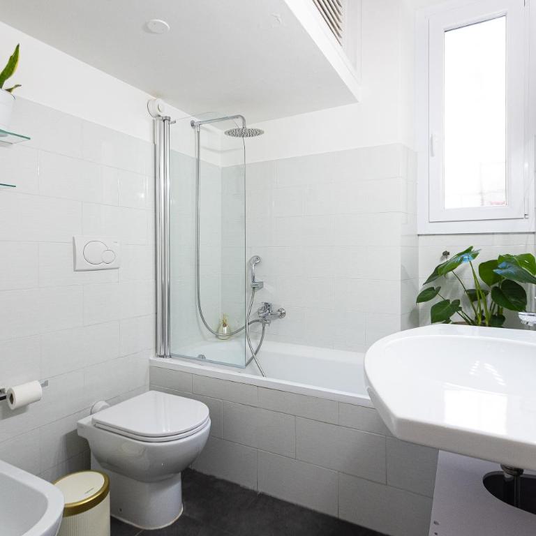 Quiet Trevi Fountain Apartment Courtyard & Patio - Appartamento con 1 Camera da Letto - 91