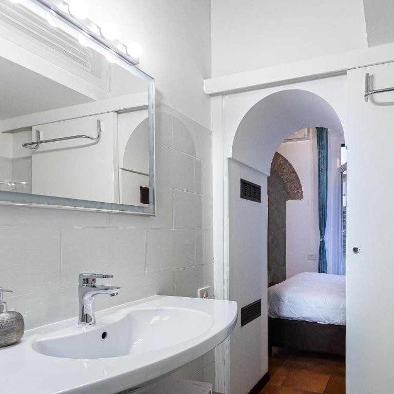 Quiet Trevi Fountain Apartment Courtyard & Patio - Appartamento con 1 Camera da Letto - 98