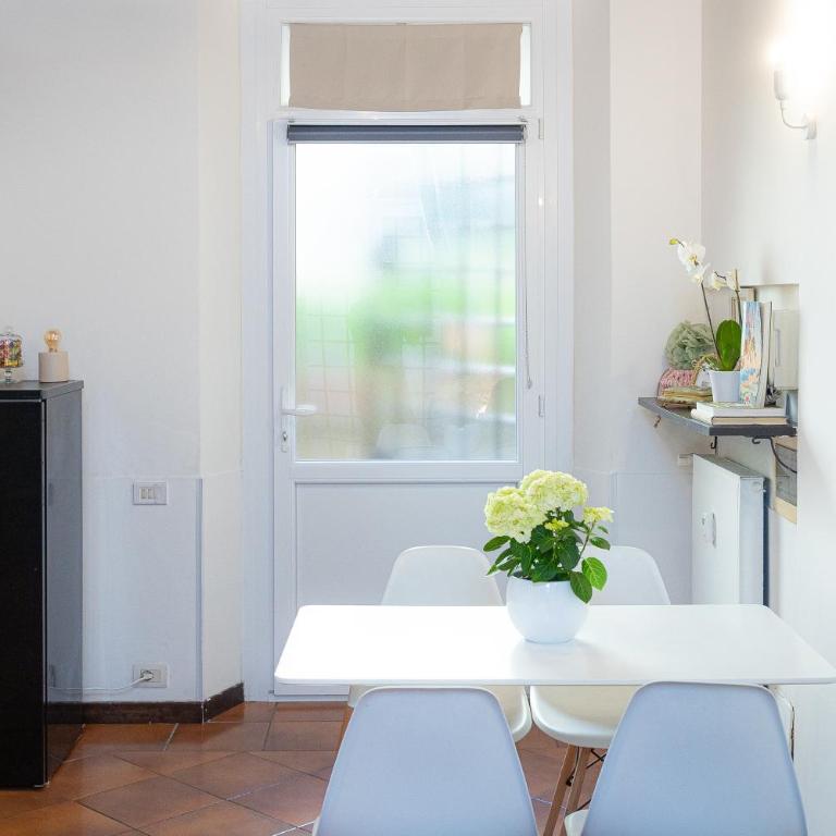 Quiet Trevi Fountain Apartment Courtyard & Patio - Appartamento con 1 Camera da Letto - 99