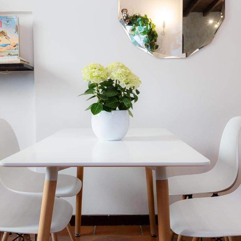 Quiet Trevi Fountain Apartment Courtyard & Patio - Appartamento con 1 Camera da Letto - 100