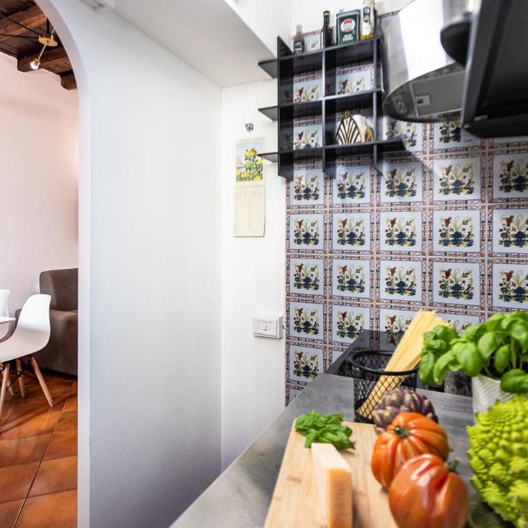 Quiet Trevi Fountain Apartment Courtyard & Patio - Appartamento con 1 Camera da Letto - 90
