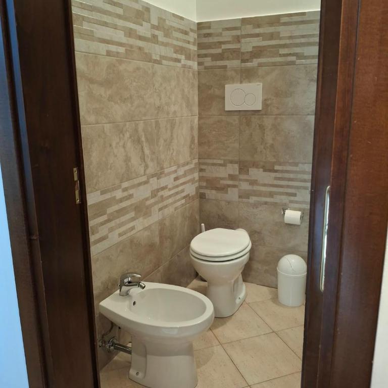 Louis' House - Three-Bedroom Apartment - 9