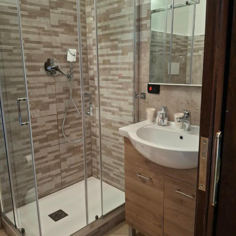 Louis' House - Three-Bedroom Apartment - 12
