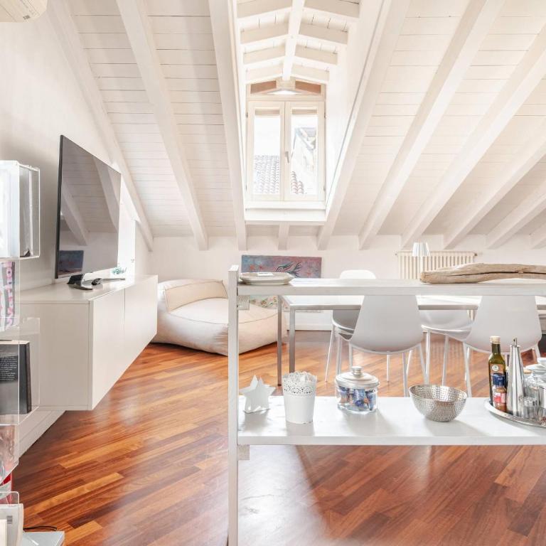 Vanessa's Art Rooftop Attic - City View - San Fedele, Historic Center Como - Appartamento Superior con 2 Camere da Letto - 9