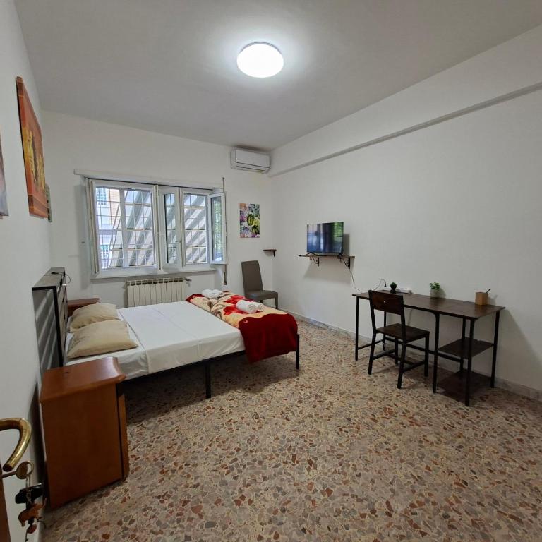 Room with Private Bathroom, Independent Entrance - One-Bedroom Apartment - 1