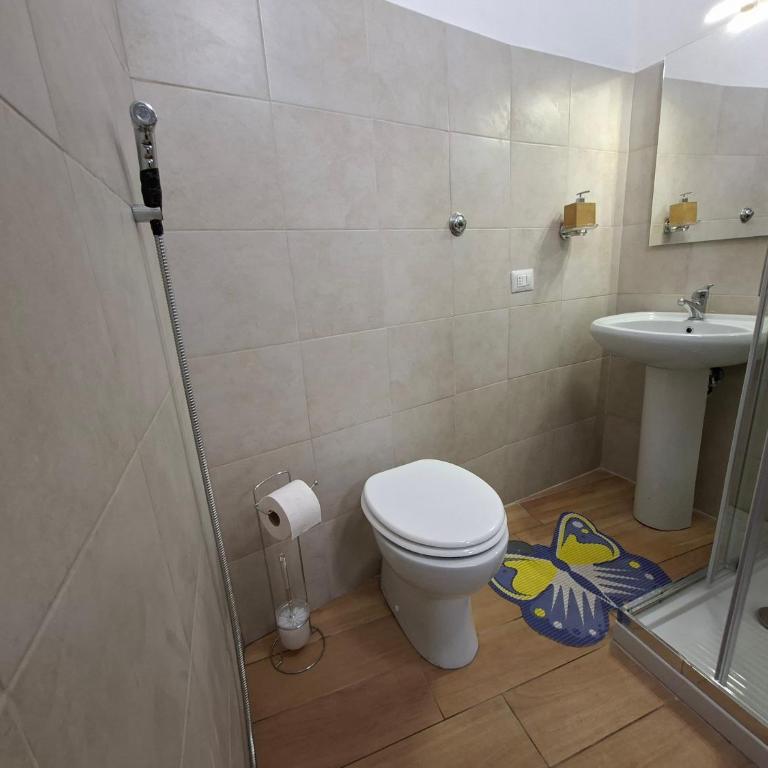 Room with Private Bathroom, Independent Entrance - One-Bedroom Apartment - 7