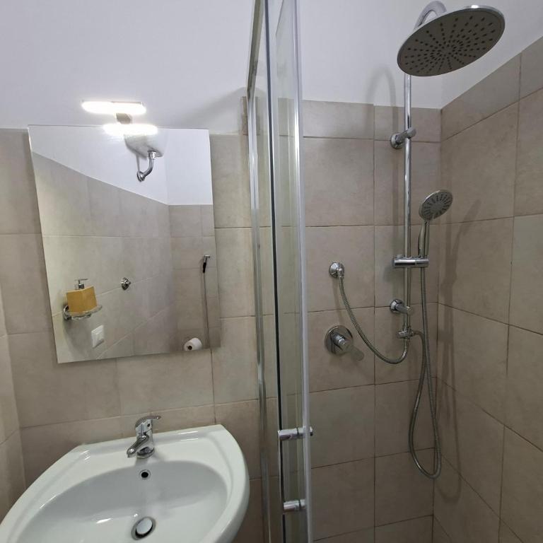 Room with Private Bathroom, Independent Entrance - One-Bedroom Apartment - 8