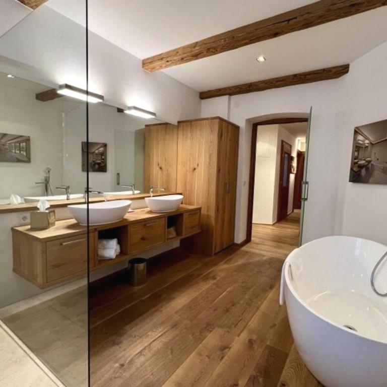 Geräumiges Ferienapartment mitten in den Bergen mit einladender Atmosphäre, besonderem Charme, Komfort und Erholung - Deluxe Apartment - 5