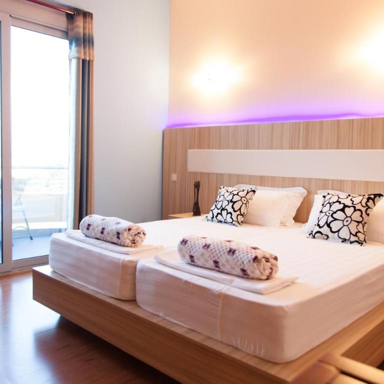 Hotel Blue Moon - Deluks Dvokrevetna Soba sa Bračnim Krevetom / 2 Zasebna Kreveta i Pogledom na Vrt - 1