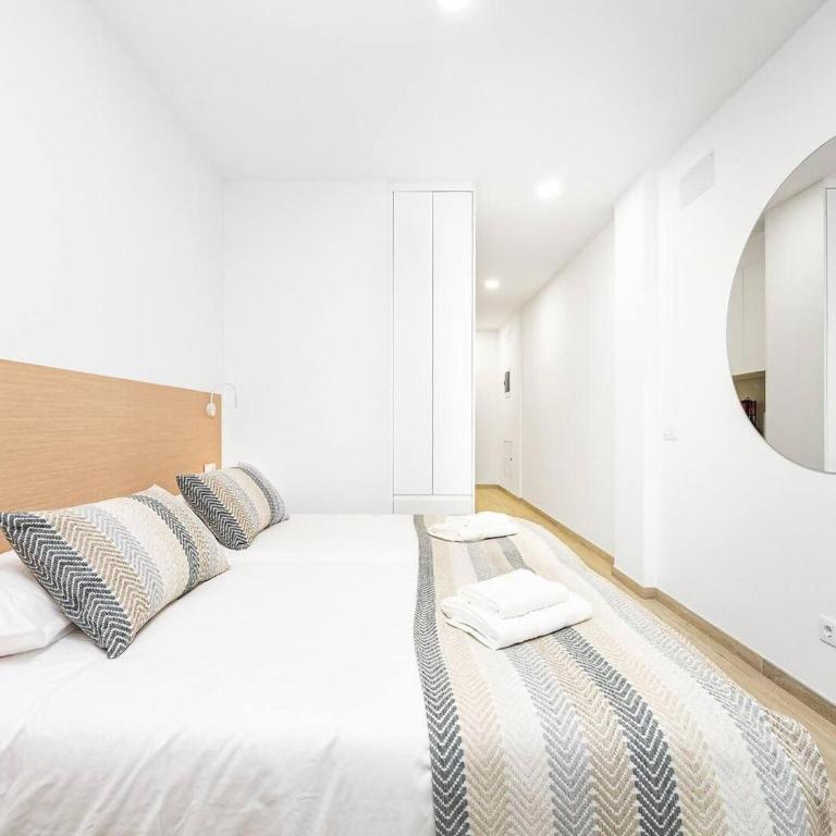 Modern Las Palmas Apartment Near Las Canteras Beach - One-Bedroom Vacation Home - 17