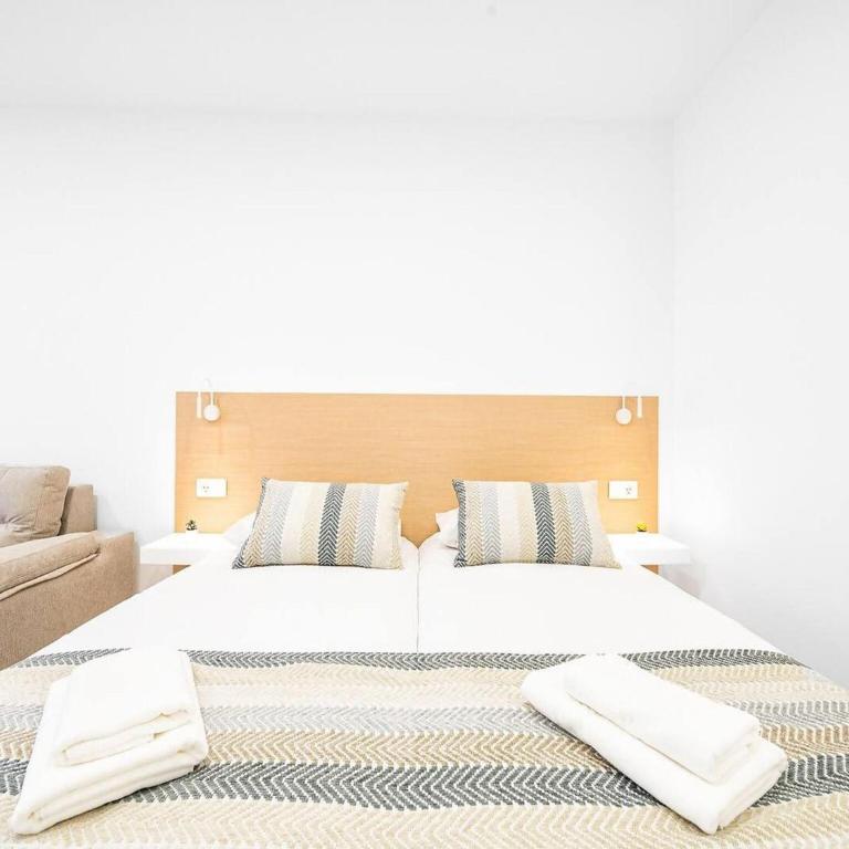 Modern Las Palmas Apartment Near Las Canteras Beach - One-Bedroom Vacation Home - 3