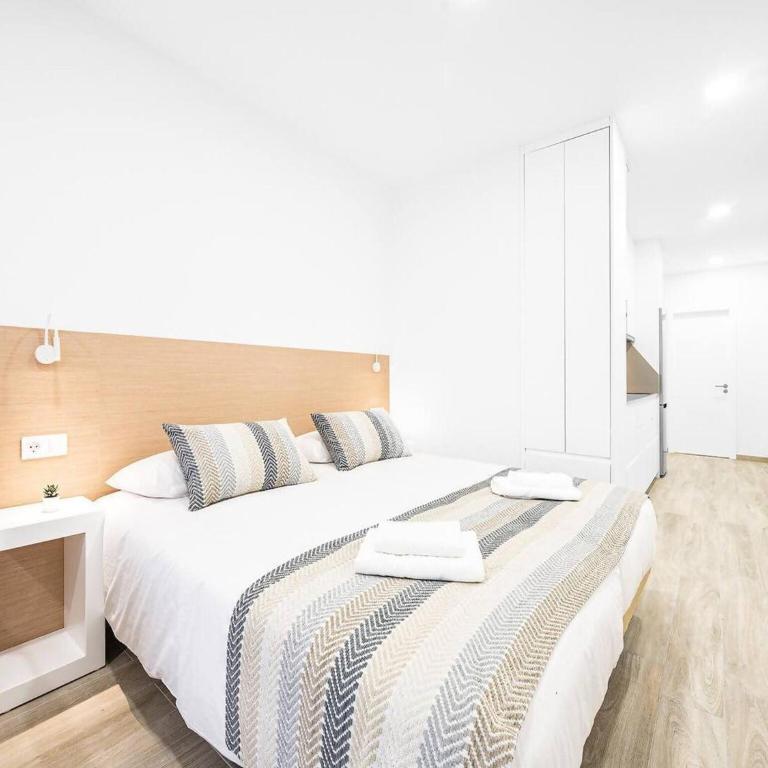 Modern Las Palmas Apartment Near Las Canteras Beach - One-Bedroom Vacation Home - 11