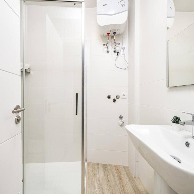 Modern Las Palmas Apartment Near Las Canteras Beach - One-Bedroom Vacation Home - 16
