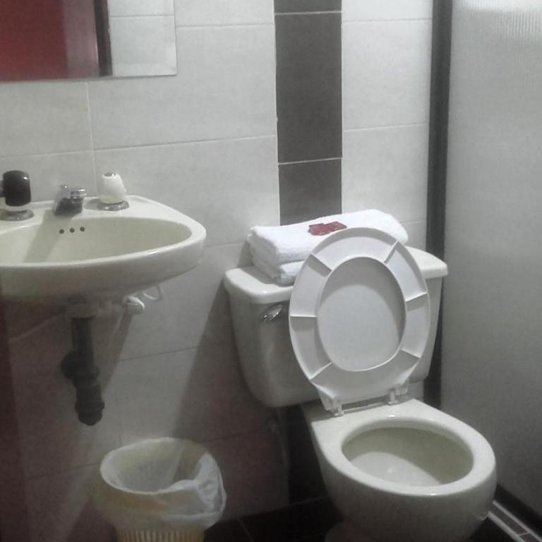Hotel Center - Habitación Individual con baño privado - 10